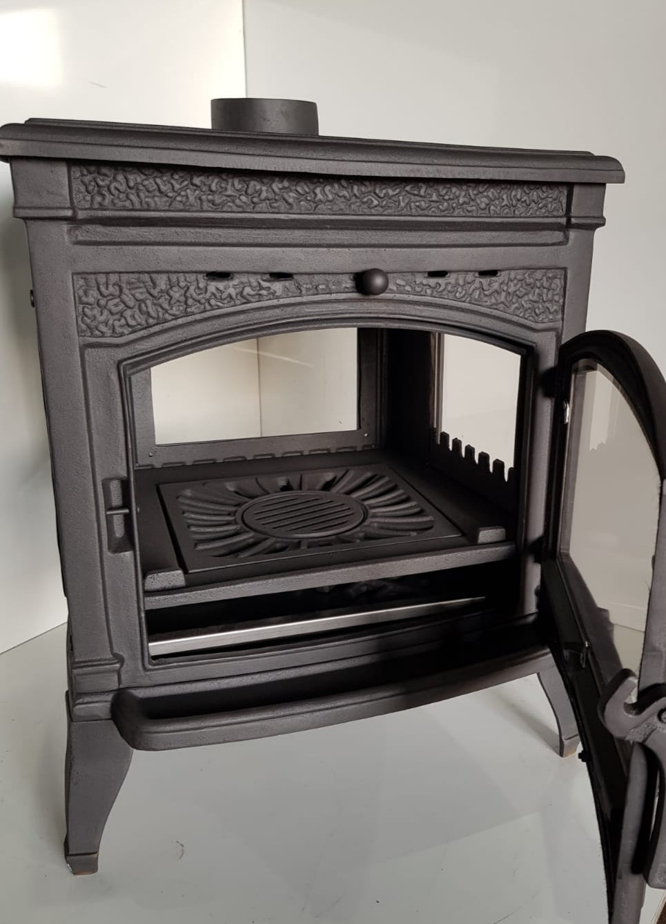 FRS-015 Fire Stove Sirius Ultra 4 Döküm Soba: Yüksek Verimli, Estetik, Schott Robax Camlı FRS-015