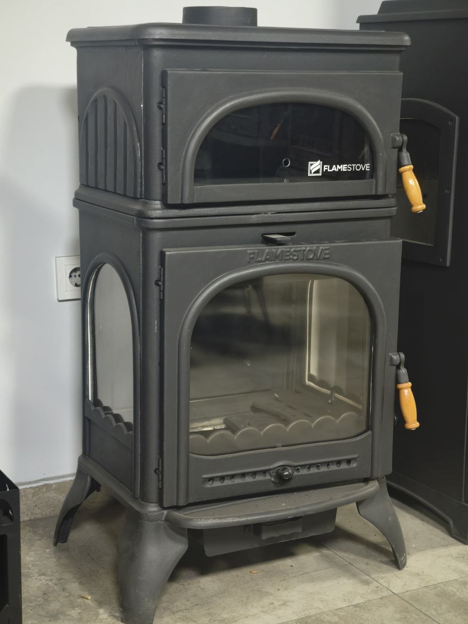 Modena Lüks Oven 3 camlı kuzineli Alttan küllüklü Döküm Soba, şık ve verimli tasarım, Fire Stove markası.