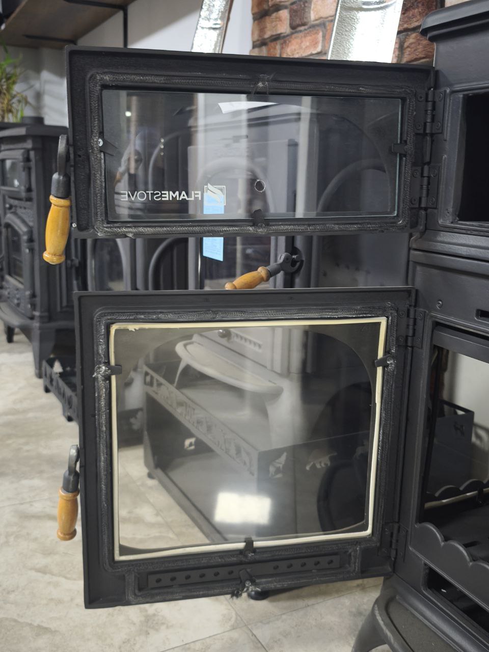 Modena Lüks Oven 3 camlı kuzineli Alttan küllüklü Döküm Soba, şık ve verimli tasarım, Fire Stove markası.