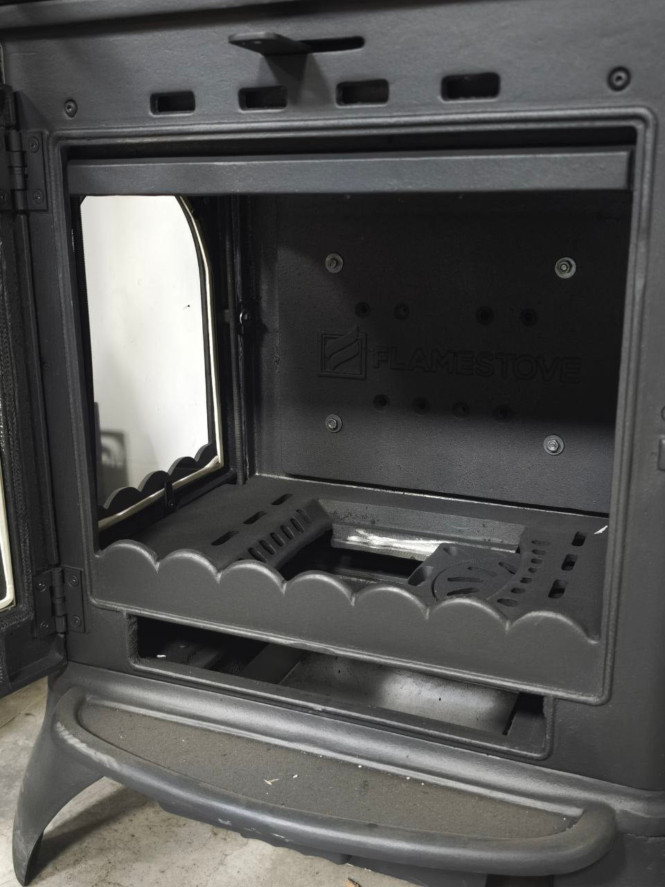 Modena Lüks Oven 3 camlı kuzineli Alttan küllüklü Döküm Soba, şık ve verimli tasarım, Fire Stove markası.
