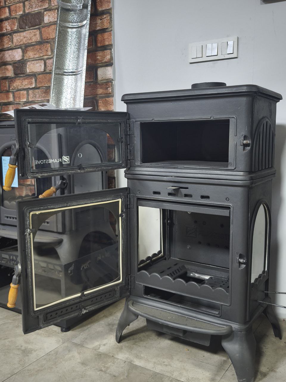 FRS-024AK Modena Lüks Oven 3 camlı kuzineli Alttan küllüklü Döküm Soba