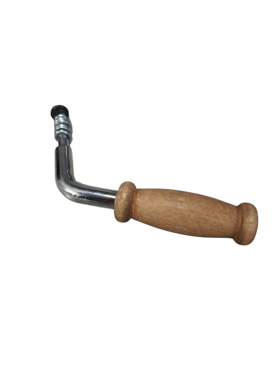 Soba ve fırın kapağı kulbu, ahşap tutma kolu ve metal yapı ile tasarlanmıştır.