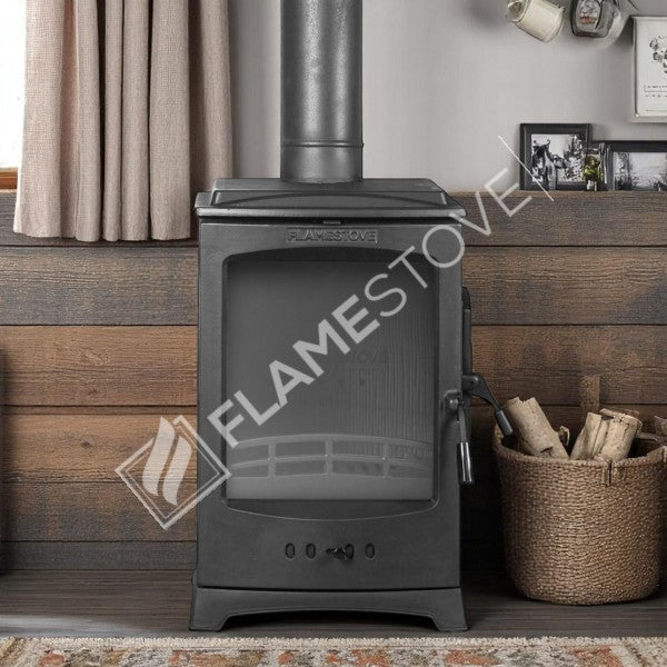 FRS-201YK Fire Stove Lodi Şömine Soba: Çift yanmalı, yüksek verimli, şık tasarımlı ısıtıcının iç mekandaki görüntüsü.