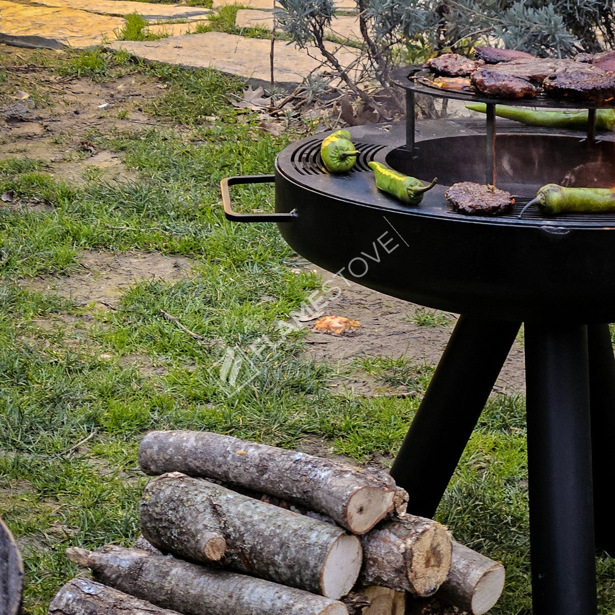 FRS-605 Fire Feast Açık Hava Ateş Çukuru: Barbekü Izgaralı, Derin Hazneli, Dayanıklı Sac